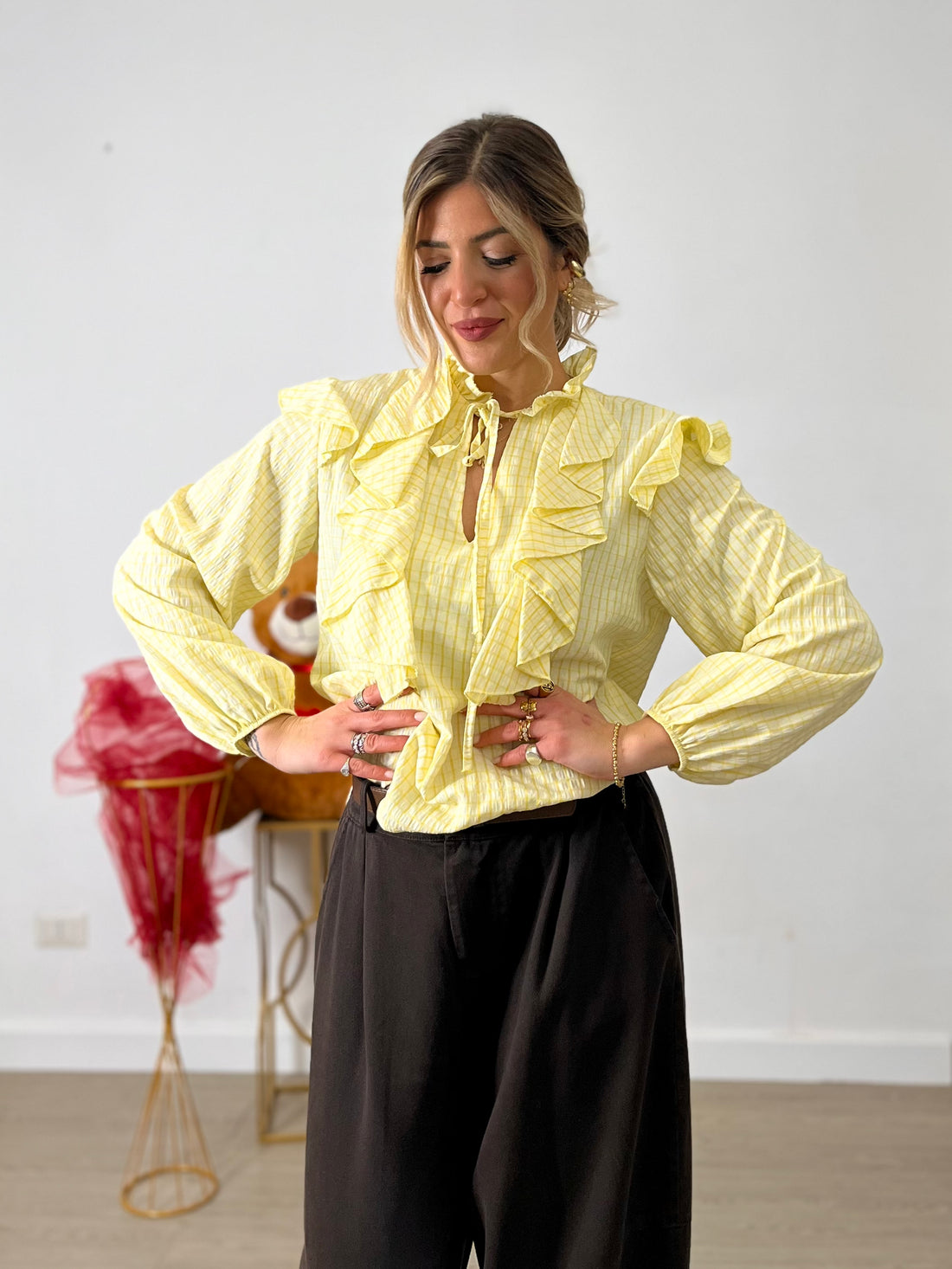 Camicia con laccetti e balze - gialla