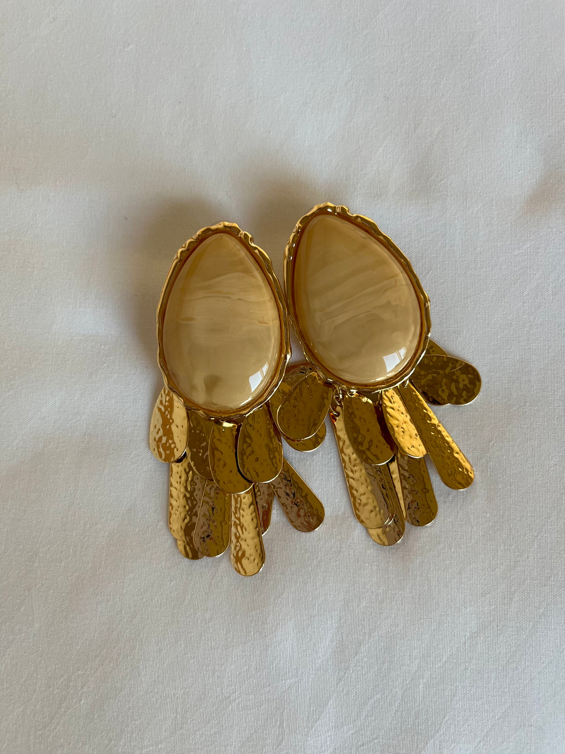 Orecchini pendenti con pietra - beige