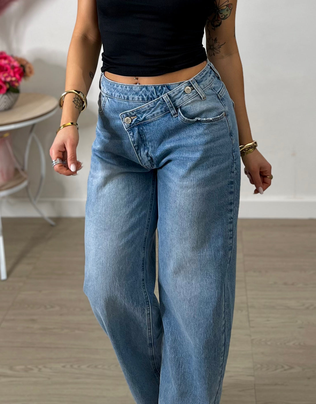 Jeans Balloon con chiusura a incrocio