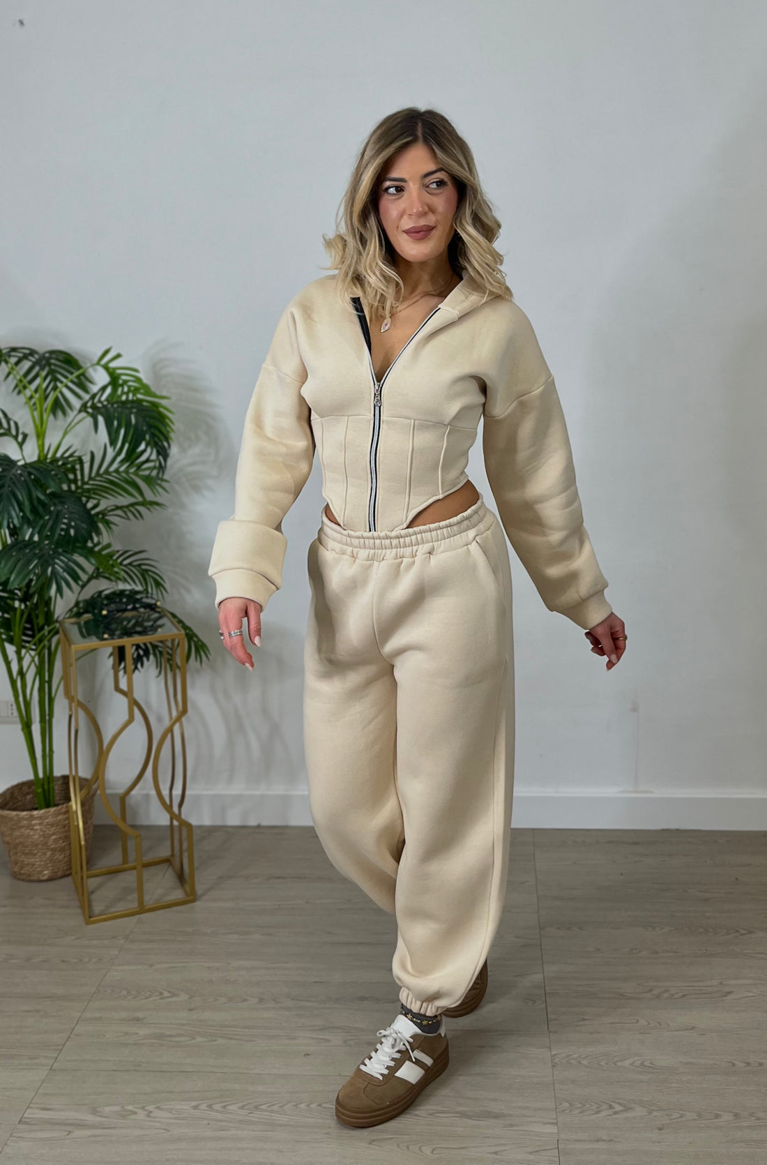 Tuta cropped con corsetto e joggers - beige