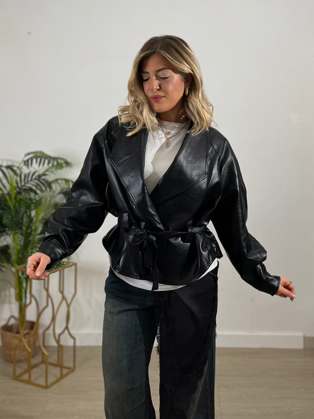 Giacca in simil pelle martellata con cintura - nera