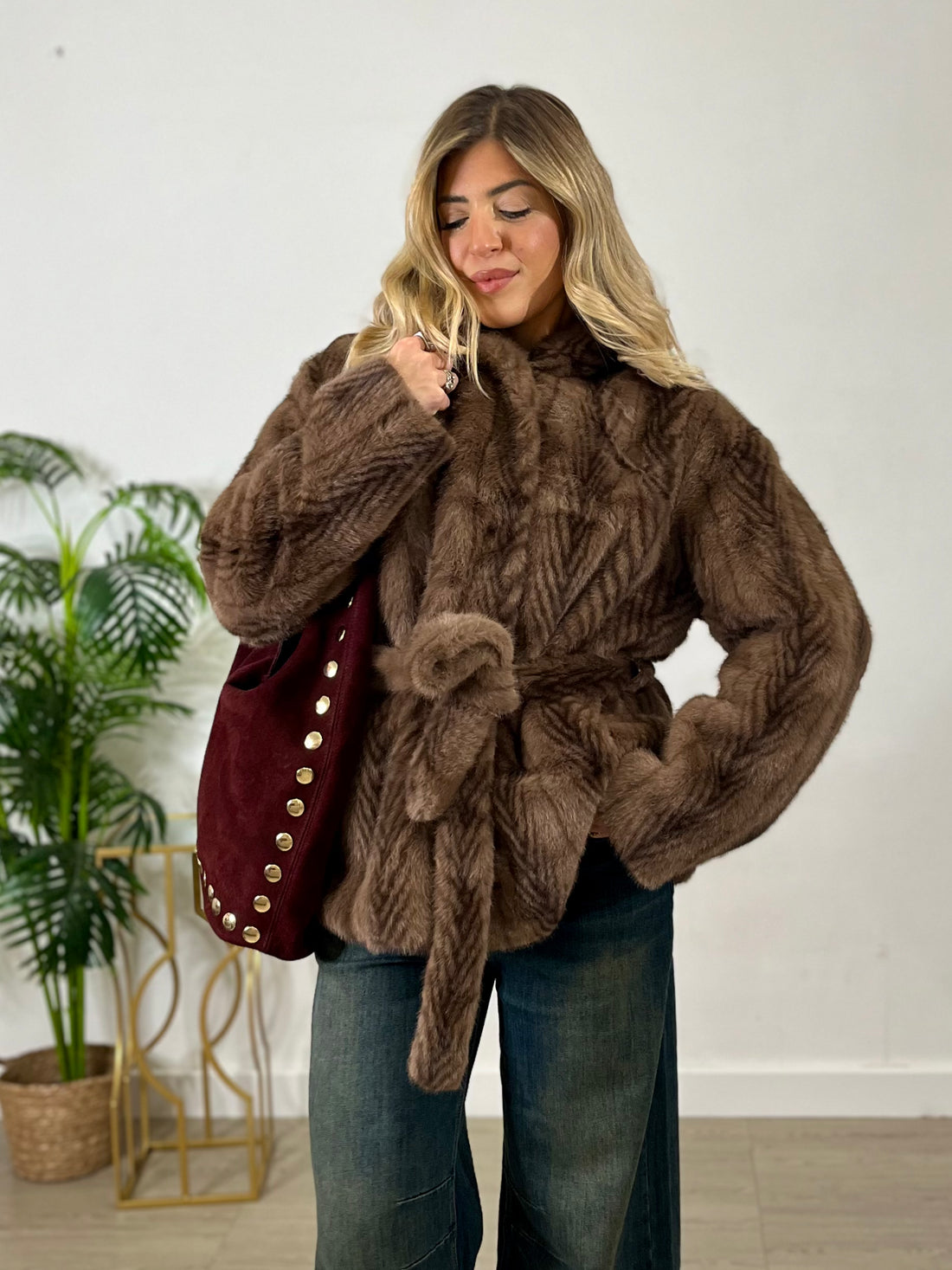 Pelliccia con cappuccio e cintura