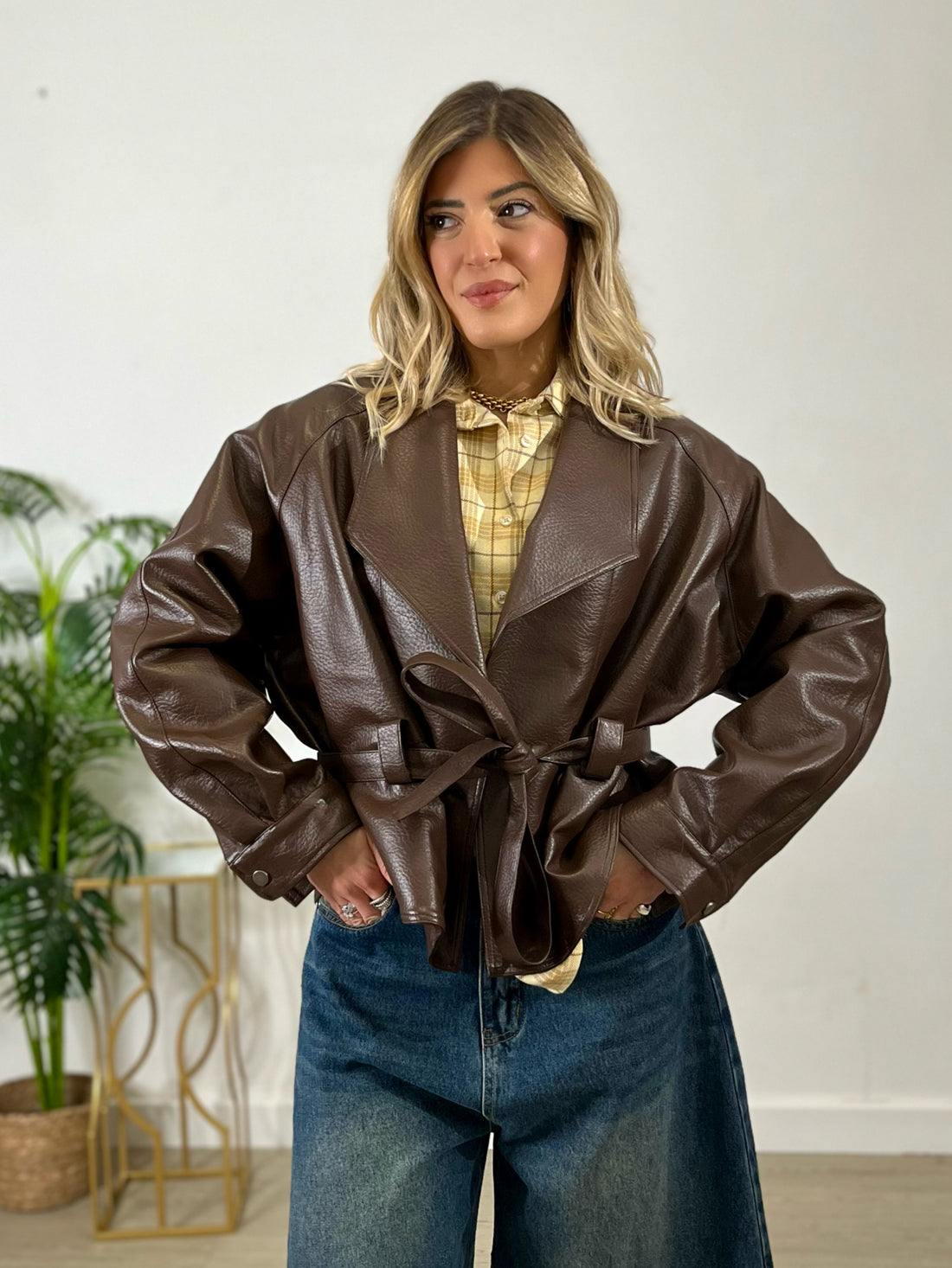 Giacca in simil pelle martellata con cintura - marrone