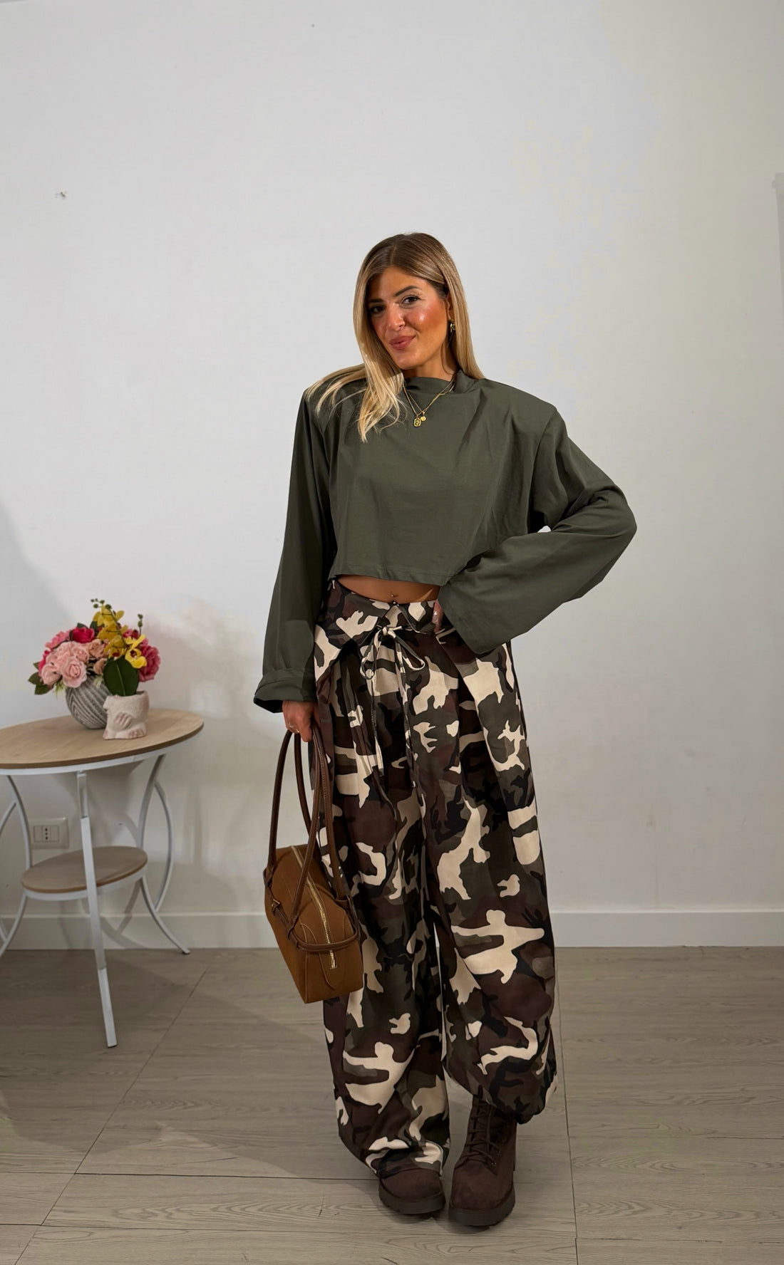 Maglia cropped con spalline verde militare