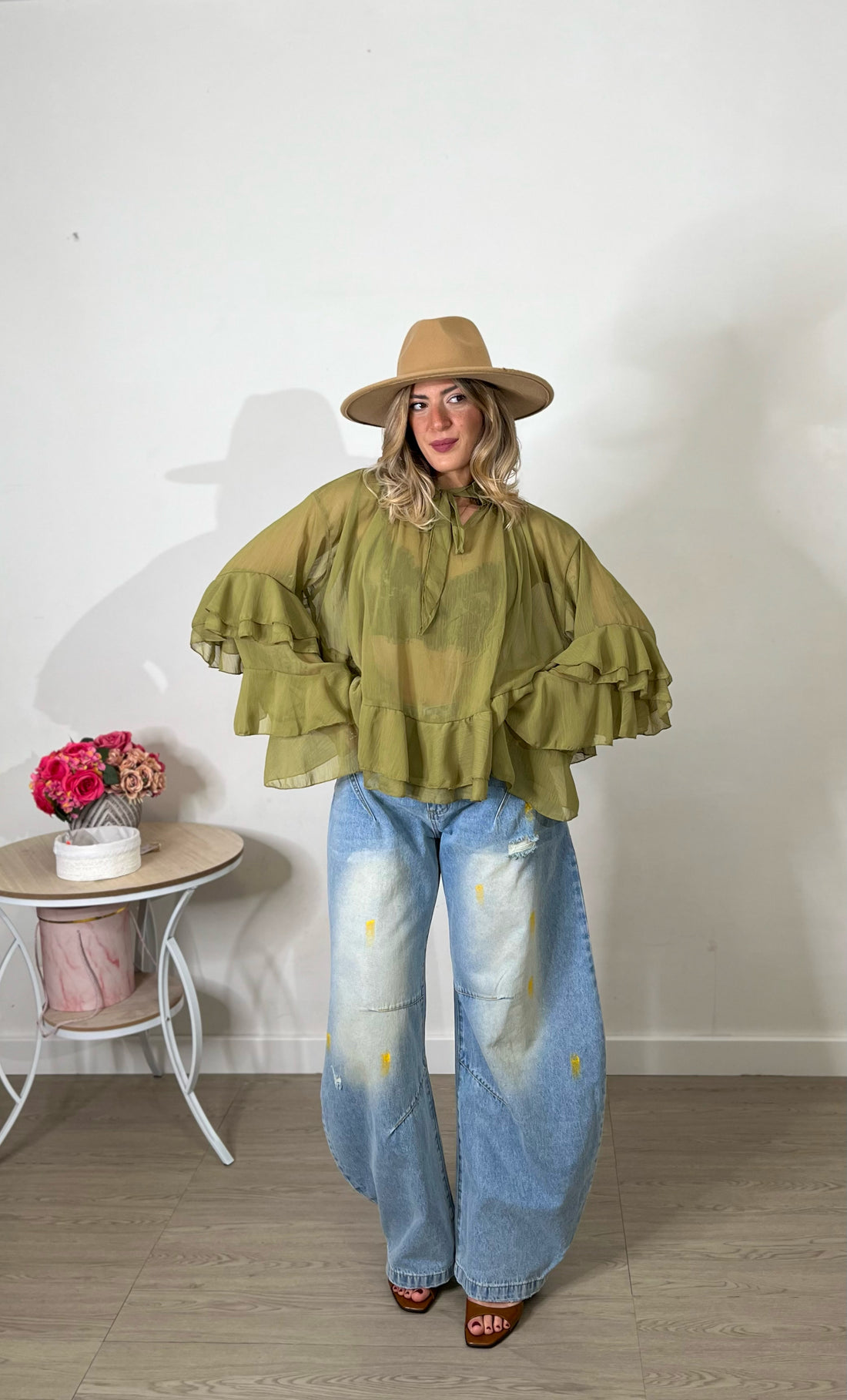 Camicia semivelata con maniche ampie
