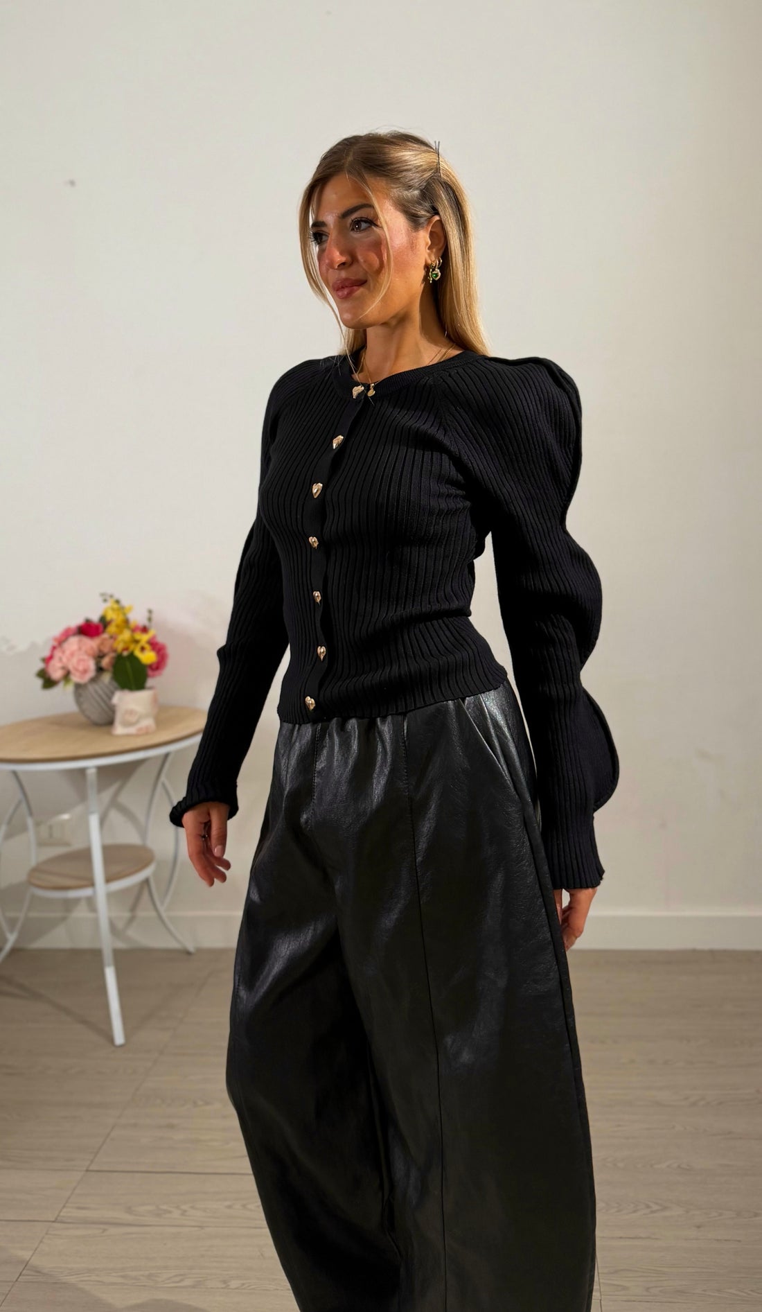 Cardigan costine con bottoni cuore nero