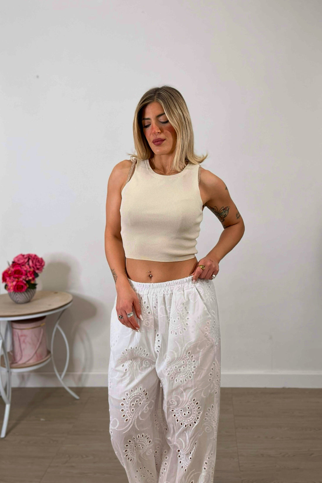 Top smanicato a costine - beige