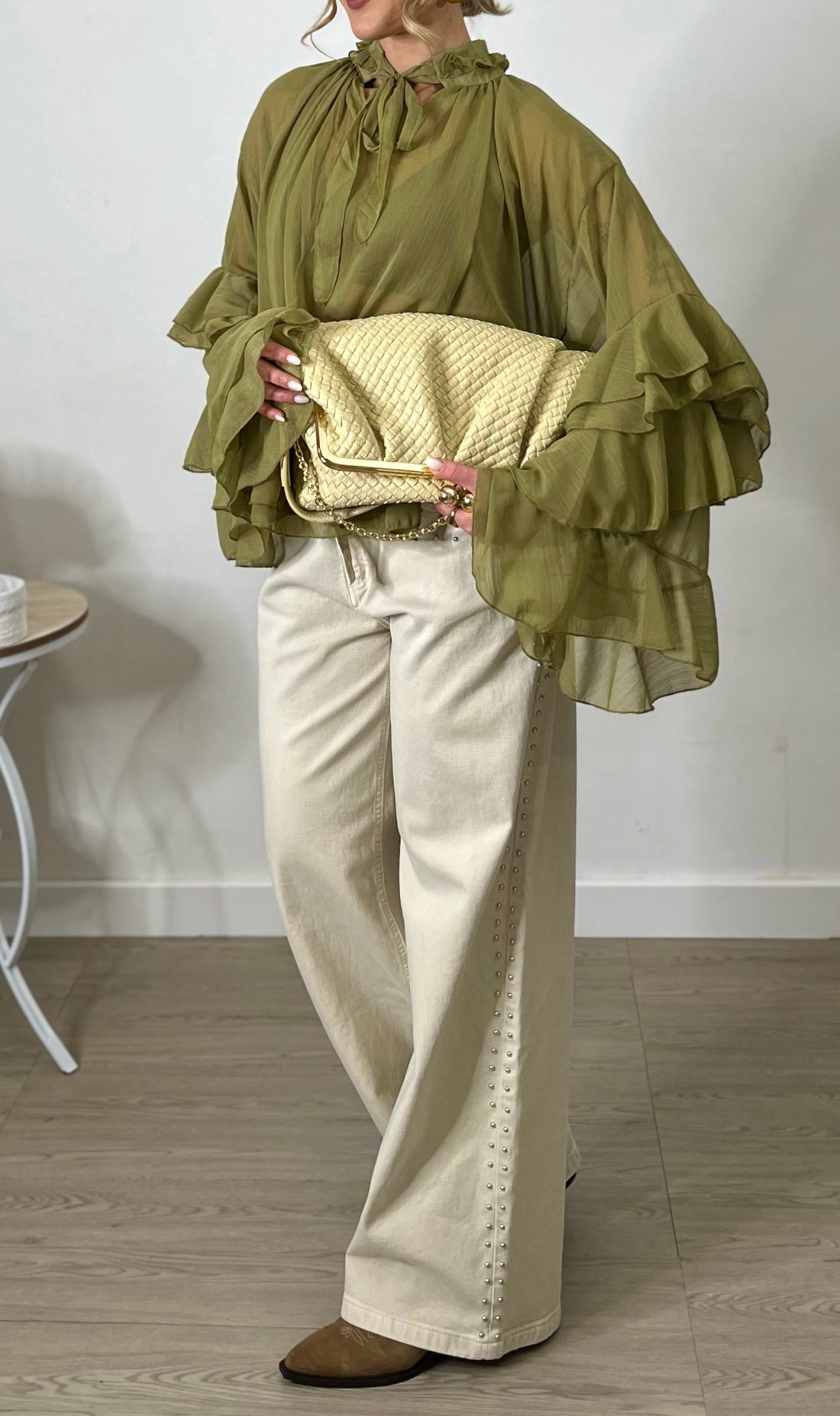 Jeans Wide Leg con laccetti in vita e borchie laterali